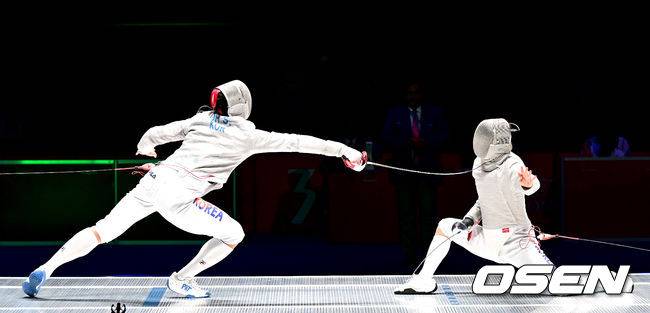 [OSEN=항저우(중국), 최규한 기자] 25일 오후 중국 항저우 전자대학 체육관에서 열린 ‘제19회 항저우 아시안게임’ 남자 사브르 결승 한국 구본길과 오상욱의 경기가 열렸다.한국 오상욱의 공격이 성공하고 있다. 2023.09.25 / dreamer@osen.co.kr