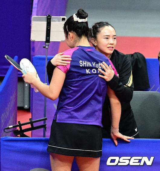 [OSEN=항저우(중국), 최규한 기자] 25일 오후 중국 항저우 궁수 캐널 스포츠파크에서 열린 ‘19회 항저우 아시안게임’ 탁구 여자 단체 준결승 한국과 일본의 경기, 한국이 세트스코어 1-3으로 일본에게 패했다.경기를 마치고 한국 전지희가 신유빈을 다독이고 있다. 2022.09.22 / dreamer@osen.co.kr