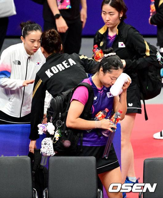 [OSEN=항저우(중국), 최규한 기자] 25일 오후 중국 항저우 궁수 캐널 스포츠파크에서 열린 ‘19회 항저우 아시안게임’ 탁구 여자 단체 준결승 한국과 일본의 경기, 한국이 세트스코어 1-3으로 일본에게 패했다.경기를 마치고 한국 신유빈을 비롯한 선수들이 경기장을 나서고 있다. 2022.09.22 / dreamer@osen.co.kr
