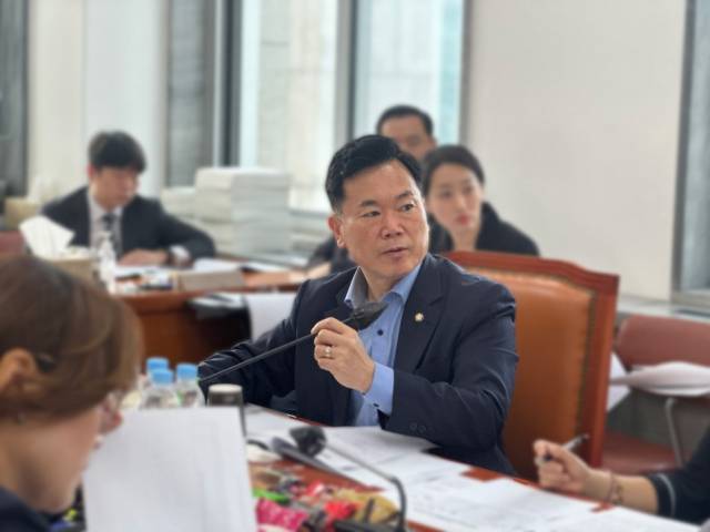 ▲윤석열 대통령 부부 풍자 전시에 참여한 작가들만을 지목해 지원금 자료를 요구한 국민의힘 김승수 국회의원 ⓒ김승수의원실