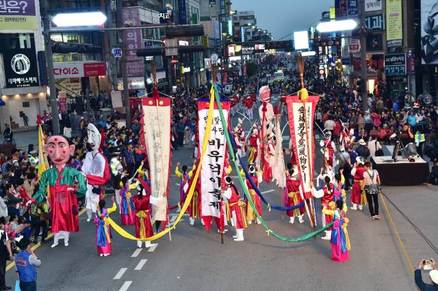 남사당 바우덕이 축제 길놀이 퍼레이드. 사진 제공 = 안성시