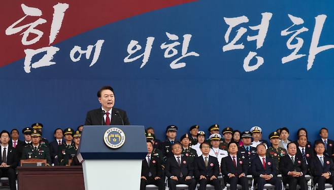 윤석열 대통령이 26일 성남 서울공항에서 열린 건군 제75주년 국군의날 기념식에서 기념사를 하고 있다. ⓒ연합뉴스