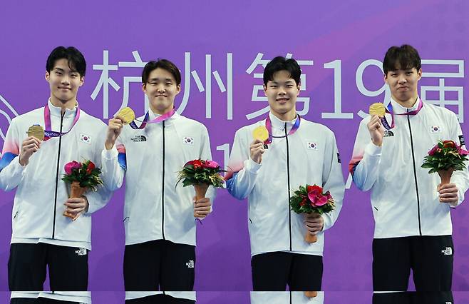 ▲ 2022 항저우 아시안게임 수영 남자 계영 800m에서 우승한 한국 남자 수영 대표팀. 왼쪽부터 황선우, 김우민, 이호준, 양재훈 ⓒ연합뉴스