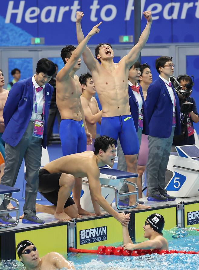 ▲ 2022 항저우 아시안게임 수영 남자 계영 800m에서 우승한 뒤 환호하는 한국 남자 수영 대표팀. ⓒ연합뉴스