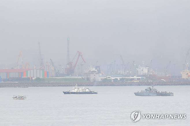 실종자 수색 (포항=연합뉴스) 손대성 기자 = 26일 오후 경북 포항시 남구 해안에서 군당국과 해경, 소방이 헬기와 구조선 등을 보내 실종자 수색과 구조에 나서고 있다.
    이날 이곳에서 시험 중인 장갑차 1대가 침수돼 안에 있던 방산업체 관계자 2명이 실종됐다. 2023.9.26 sds123@yna.co.kr