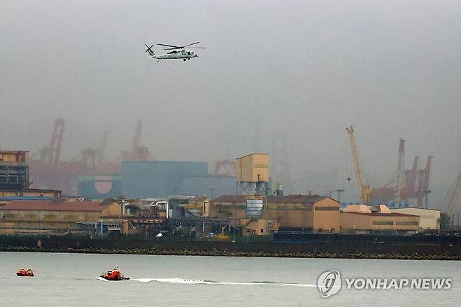 실종자 수색 (포항=연합뉴스) 손대성 기자 = 26일 오후 경북 포항시 남구 해안에서 군당국과 해경, 소방이 헬기와 구조선 등을 보내 실종자 수색과 구조에 나서고 있다.
    이날 이곳에서 시험 중인 장갑차 1대가 침수돼 안에 있던 방산업체 관계자 2명이 실종됐다. 2023.9.26 sds123@yna.co.kr