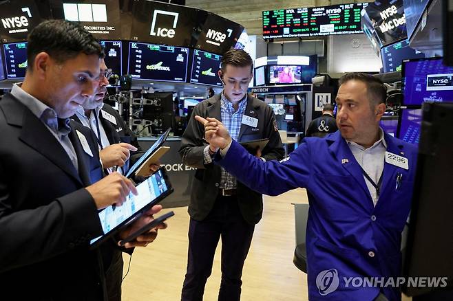 NYSE 입회장에서 일하는 트레이더들의 모습 [연합뉴스 자료사진]