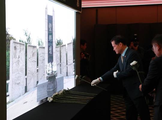 김영호 통일부 장관이 제1회 이산가족의 날 기념식에 참석해 영상으로 마련된 망배단에 헌화하고 있어. (사진출처 : 뉴시스)