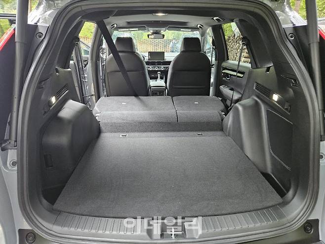 혼다 CR-V 하이브리드 내부 2열 접은 모습.(사진=김성진 기자.)