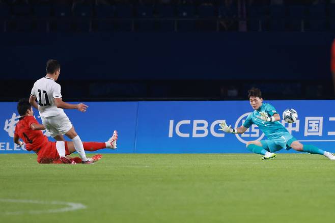 한국은 키르기스스탄의 알리굴로프 막사트에게 대회 첫 실점을 내줬다. 사진=연합뉴스