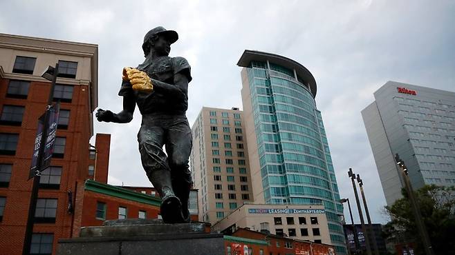 볼티모어 캠든 야드의 로빈슨 동상. 사진=MLB.COM