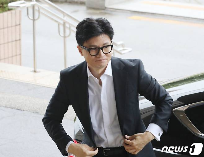 한동훈 법무부 장관이 27일 오전 경기 과천시 정부과천종합청사 내 법무부로 출근하고 있다. 2023.9.27/뉴스1 ⓒ News1 김영운 기자