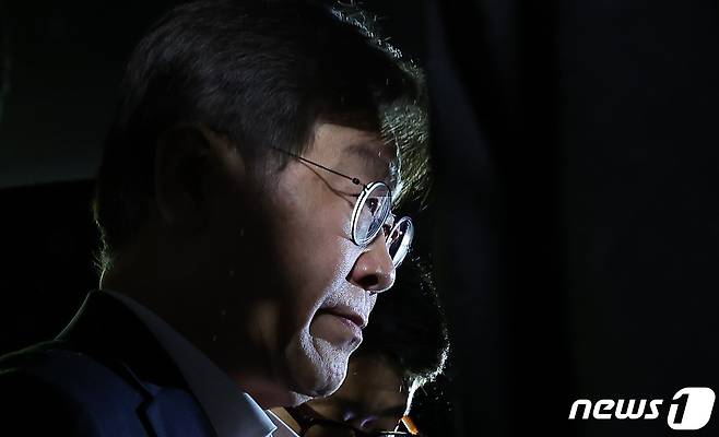이재명 더불어민주당 대표가 26일 서울 서초구 중앙지방법원에서 백현동 개발 특혜 및 쌍방울 대북송금 의혹 관련 영장실질심사에 출석해 조사를 마친 후 법정을 나서고 있다. 2023.9.26/뉴스1 ⓒ News1 김성진 기자