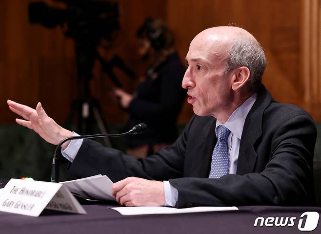 미국 증권거래위원회(SEC) 게리 겐슬러 위원장이 지난 2021년 9월 14일 미국 워싱턴 국회의사당에서 열린 상원 은행, 주택 및 도시 문제 위원회 감독 청문회에서 증언하고 있다. ⓒ 로이터=뉴스1
