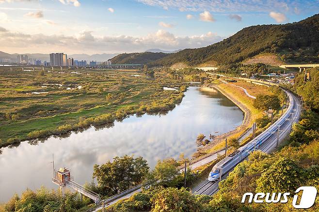 강따라 가을로 달리는 기차(윤보경 作) (한국철도공사 제공)/뉴스1