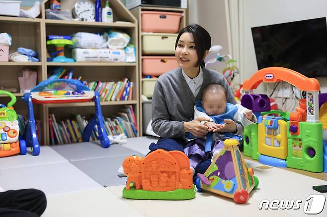 김건희 여사가 27일 서울 송파구 미혼모자가족 복지시설 '도담하우스'를 방문해 아이를 안아주고 있다. (대통령실 제공) 2023.9.27/뉴스1 ⓒ News1 오대일 기자