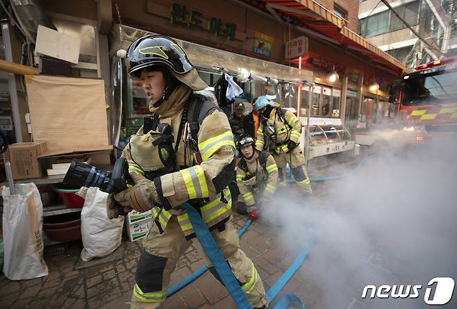 7일 오후 서울 강남구 영동전통시장에서 소방대원들이 시장 화재 상황에 대비한 훈련을 하고 있다. 이번 훈련은 밀집된 상점과 좁은 대피로밖에 없어 대형화재로 확산하기 쉬운 전통시장에서 신속한 화재 대응을 하기 위해 마련됐다. 2023.4.7/뉴스1 ⓒ News1 신웅수 기자