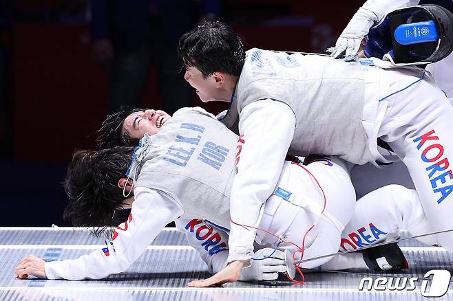 허준을 비롯한 펜싱 대표팀 선수들이 27일 중국 항저우 디안즈대학 체육관에서 열린 2022 항저우 아시안게임 펜싱 남자 플뢰레 단체 결승전에서 금메달을 확정지은 후 환호하고 있다. 2023.9.27/뉴스1 ⓒ News1 신웅수 기자