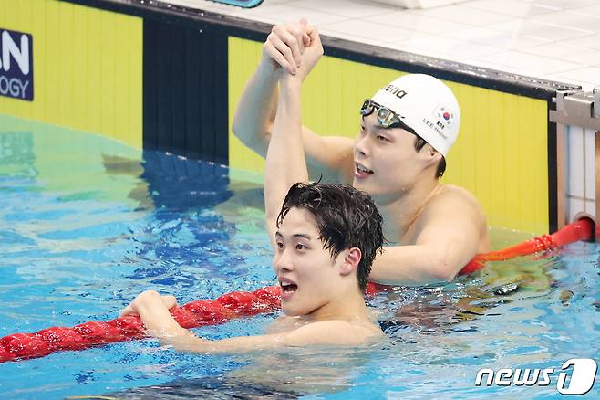 27일 오후 중국 항저우 올림픽 스포츠센터 수영장에서 열린 2022 항저우 아시안게임 남자 자유형 200m 결승에서 대한민국 황선우와 이호준이 각각 1·3위를 차지해 금메달과 동메달을 확정 지은 뒤 손을 맞잡아 들어올리고 있다. 2023.9.27/뉴스1 ⓒ News1 민경석 기자