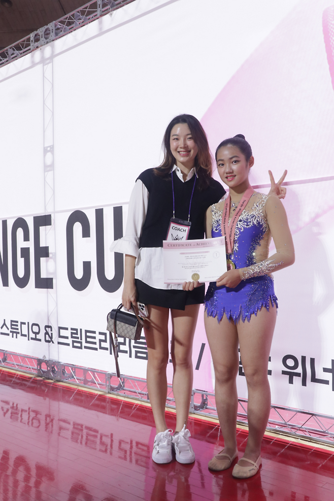 천송이 코치와 맨손규정 입문 레벨1 1위를 차지한 이수현(도담초 6학년) 학생이 대회 종료 후 기념 촬영을 하고 있다. 사진제공 | (주)국대.