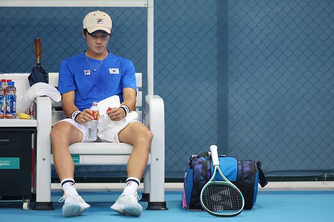 27일 항저우 올림픽 스포츠센터에서 열린 제19회 항저우 아시안게임 테니스 남자 복식 준준결승 한국 권순우-홍성찬 조와 일본 하자와 신지-우에스기 가이토 조의 경기 중간 권순우가 물을 마시고 있다. 사진 | 항저우=연합뉴스