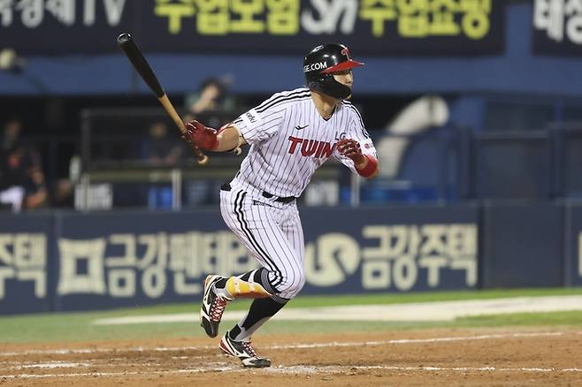 LG 박해민이 27일 잠실구장에서 열린 KT와 더블헤더 2차전에서 적시타를 터뜨리고 있다. 사진 | LG 트윈스