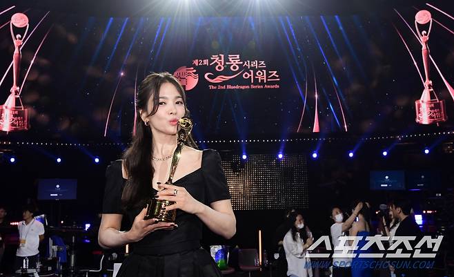 제2회 청룡시리즈어워즈(Bluedragon Series Awards) 레드카펫이 19일 인천 파라다이스시티에서 열렸다. 대상을 수상한 송혜교가 포즈를 취하고 있다. 인천=정재근 기자 cjg@sportschosun.com/2023.07.19/