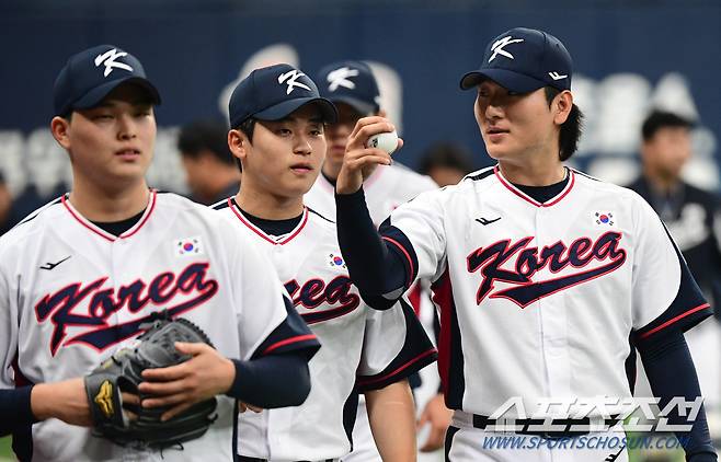 23일 고척돔에서 열린 2023 항저우 아시안게임 야구대표팀 소집 훈련, 투수조 박영현과 곽빈이 이야기를 나누고 있다. 고척=최문영 기자deer@sportschosun.com /2023.09.23/