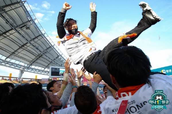 2020시즌 K리그2 우승을 차지하고 헹가래를 받던 제주 남기일 감독의 모습. ⓒ프로축구연맹