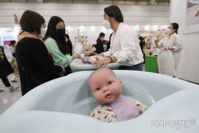 15일 서울 강남구 코엑스 A홀에서 열린 '제40회 코베 베이비페어'에서 관람객들이 부스를 둘러보고 있다. 임신·출산용품, 유아용품, 교육 등 육아 관련 상품들을 한 자리에서 만날 수 있는 이번 전시는 오는 18일까지 열린다. /문호남 기자 munonam@