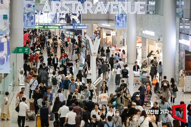 추석 연휴를 앞둔 27일 인천국제공항 제1여객터미널 면세구역이 여행객들로 붐비고 있다. 사진=강진형 기자aymsdream@