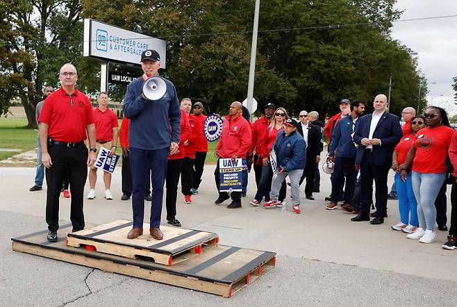 조 바이든 미국 대통령이 26일(현지 시각) 미시간주 웨인카운티의 제너럴모터스(GM) 서비스 부품 공장 앞에서 열린 UAW 시위 현장을 찾았다.  / 로이터
