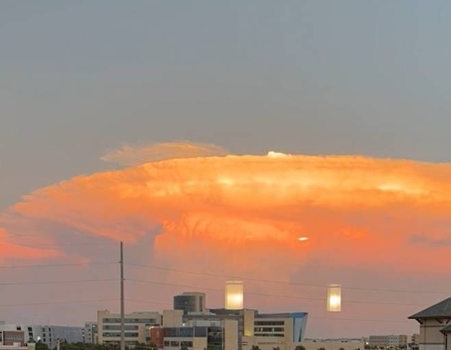 23일(현지시간) 미국 오클라호마주 중부에 나타난 거대 적란운. 사진=뉴스위크/웨더네이션 캡처