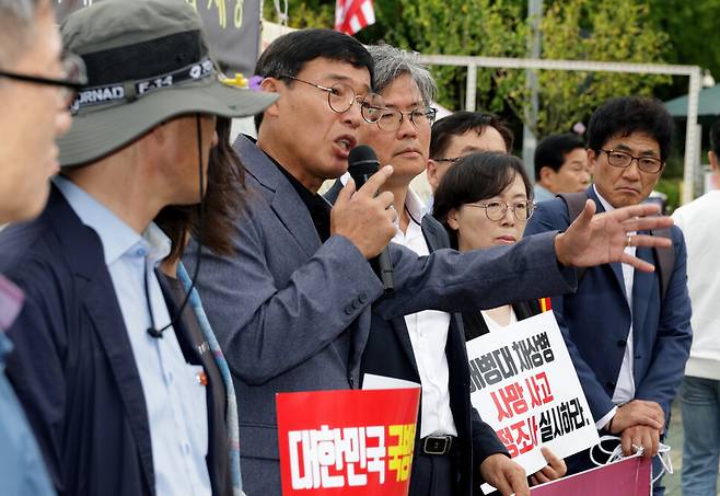 27일 오전 서울 여의도 국회 앞에서 열린 신원식 국방부 장관 임명 반대 및 해병대 채 상병 사망사고 국정조사 요구 기자회견 도중 참가자 조평훈씨가 발언을 통해 “신원식 지명자가 1985년 중대장 시절 스무 살 이등병 부하의 사인을 왜곡, 조작한 사건 당시 같은 부대에서 근무했고 본인을 비롯, 여러 제보자들이 있다”고 밝히고 있다. 곽윤섭 선임기자