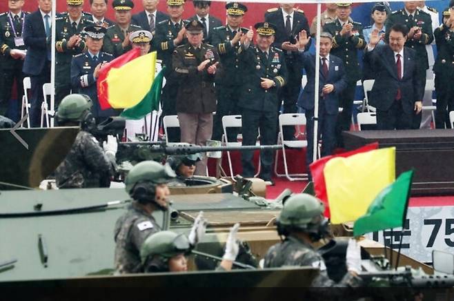 국군의 날 시가행진이 열린 지난 26일 서울 광화문 광장 관람무대에서 윤석열 대통령이 시가행진을 지켜보고 있다. 대통령실통신사진기자단