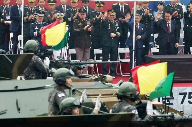 국군의 날 시가행진이 열린 지난 26일 서울 광화문 광장 관람무대에서 윤석열 대통령이 시가행진을 지켜보고 있다. 대통령실통신사진기자단