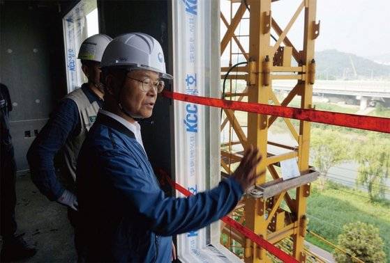 이정식 고용노동부 장관이 7월 20일 경기도 안양시에 있는 중소 건설사 시공 복합건물 건설 현장을 찾아 안전 조치를 점검하고 있다. / 사진:연합뉴스