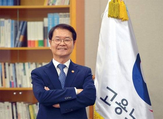이정식 고용노동부 장관이 9월 11일 정부세종청사 집무실에서 〈월간중앙〉과 인터뷰 뒤 포즈를 취했다.