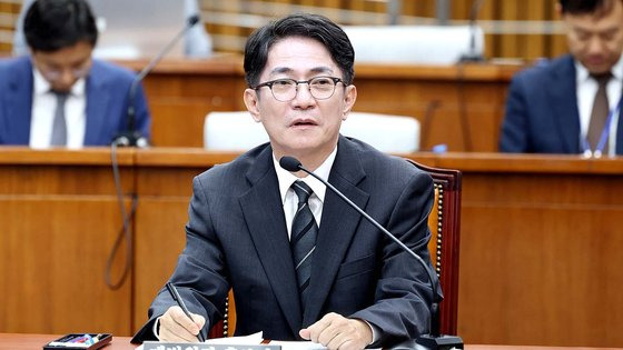 이균용 차기 대법원장 후보자가 지난 20일 서울 여의도 국회에서 열린 인사청문회에서 의원들의 질의에 답변하고 있다. 뉴스1