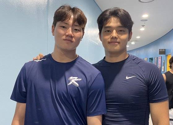 장현석(왼쪽)과 문동주가 27일 서울 고척스카이돔에서 훈련을 마친 뒤 함께 포즈를 취하고 있다. 고봉준 기자