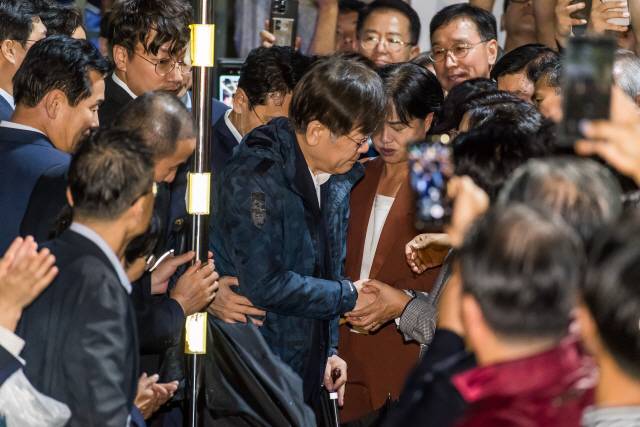 ▲ 이재명 더불어민주당 대표가 27일 새벽 구속영장이 기각된 후 경기도 의왕시 서울구치소를 나서며 민주당 의원들과 인사를 나누고 있다.  [공동취재]