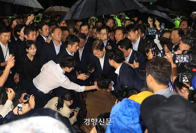 Democratic Party of Korea leader Lee Jae-myung bows after announcing his position on his way out of the Seoul Detention Center in Uiwang-si, Gyeonggi-do after his arrest warrant was rejected in a warrant review (suspect questioning prior to arrest) for charges linked to special favors in the Baekhyeong-dong development project and to funds sent to North Korea by the Ssangbangwool group on September 27. Jo Tae-hyeong
