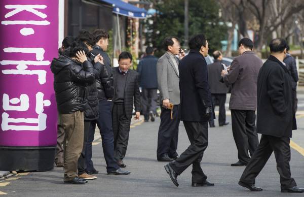 부산 연제구의 한 식당 앞에서 흡연자들이 담배를 피고 있다,. 국제신문DB