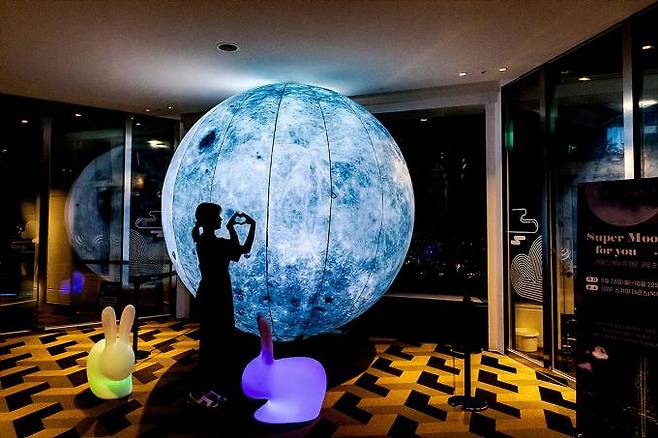 국내 최고 높이 120층에 설치한 한가위 대형 보름달 포토존. 롯데물산