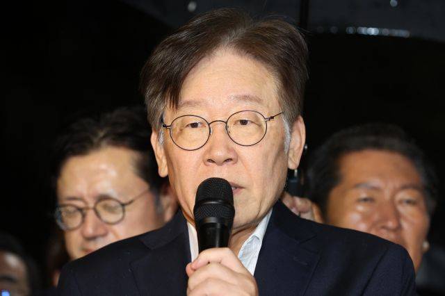 이재명 더불어민주당 대표가 27일 경기도 의왕 서울구치소 앞에서 발언하고 있다. 연합뉴스