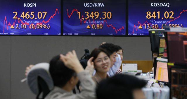 코스피지수와 코스닥지수의 마감 종가가 추석 연휴 전 마지막 거래일인 27일 서울 중구 명동 하나은행 딜링룸 현황판에 표시돼 있다. 뉴시스