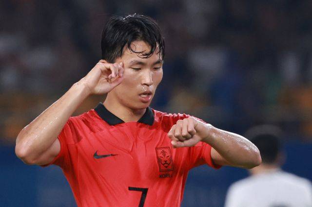 정우영이 27일 중국 저장성 진화 스포츠센터 스타디움에서 열린 항저우아시안게임 남자 축구 키르기스스탄과의 16강전에서 멀티골을 기록한 뒤 세리머니하고 있다. 연합뉴스