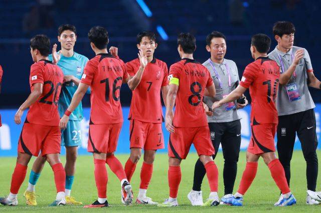 27일 중국 저장성 진화 스포츠센터 스타디움에서 열린 2022 항저우 아시안게임 남자축구 16강전 대한민국과 키르기스스탄의 경기. 5-1 대파 후 8강행을 확정한 대표팀의 정우영, 백승호 등 선수들이 기뻐하고 있다.연합뉴스