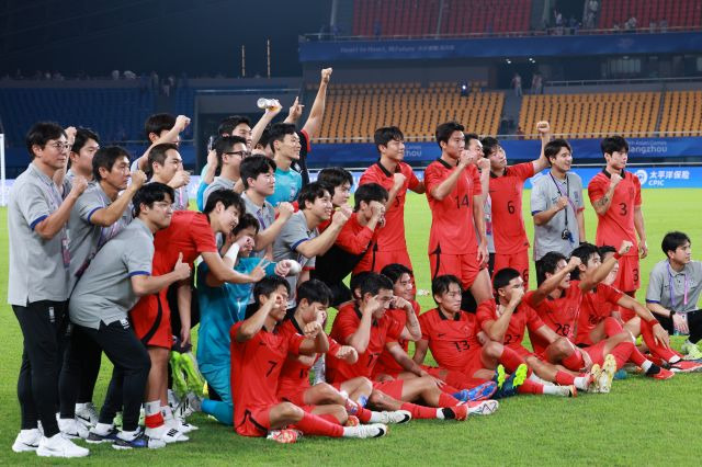 27일 중국 저장성 진화 스포츠센터 스타디움에서 열린 2022 항저우 아시안게임 남자축구 16강전에서 키르기스스탄을 5-1로 대파하며 8강행을 확정한 한국 대표팀 선수들이 기념촬영을 하고 있다. 연합뉴스