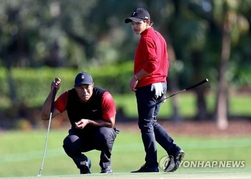 타이거 우즈와 아들 찰리 [AFP/게티이미지=연합뉴스]